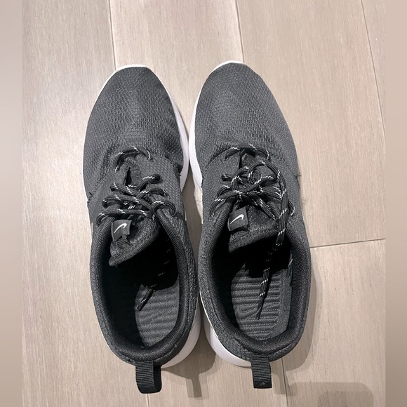 Nike Roshe Run Sneakers - Picture 3 of 6